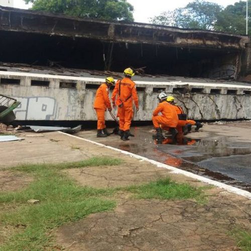 URGENTE: Sem manutenção, viaduto desaba em avenida do centro de Brasília