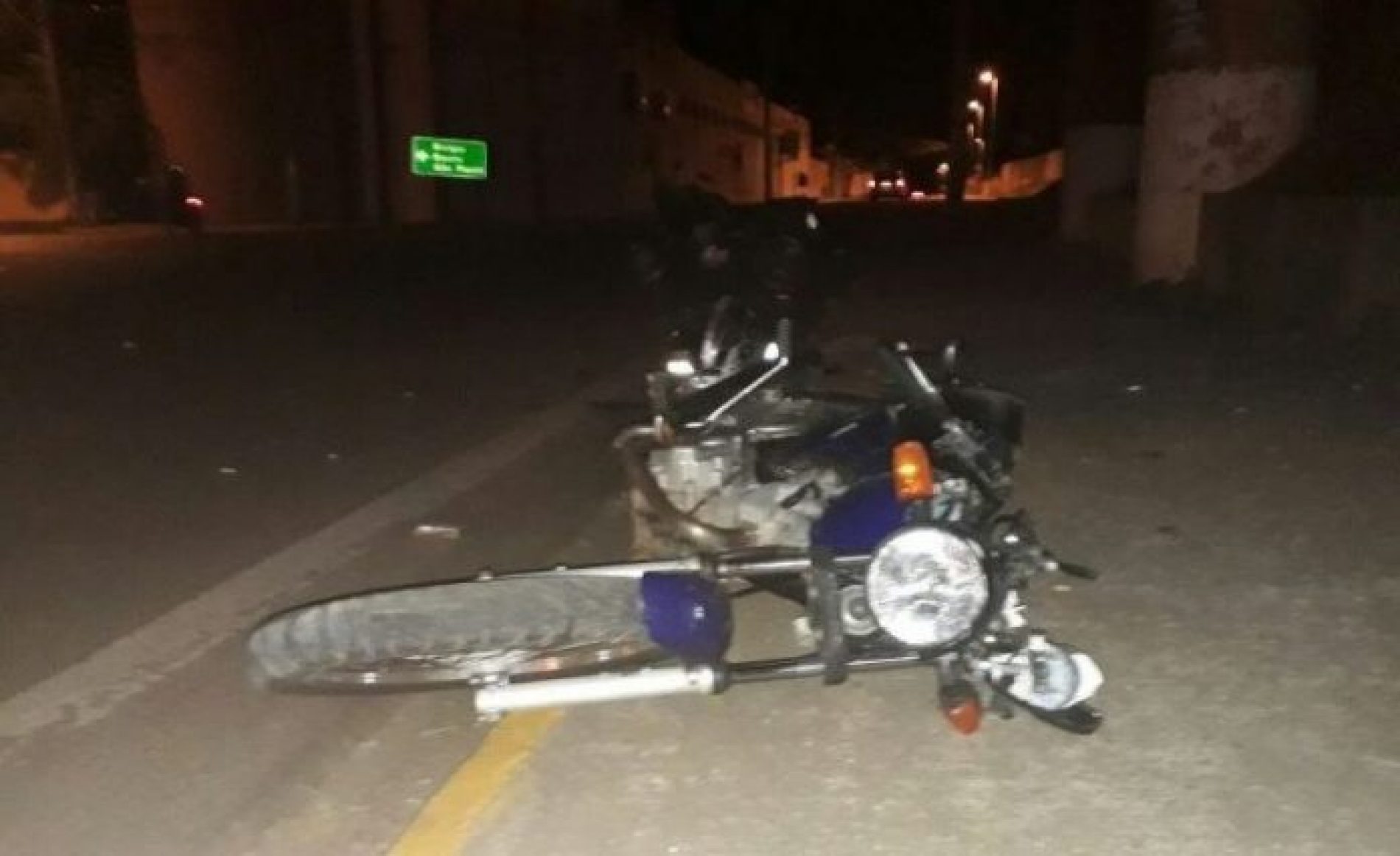 REGIÃO: Motociclista fica ferido após cair de pontilhão