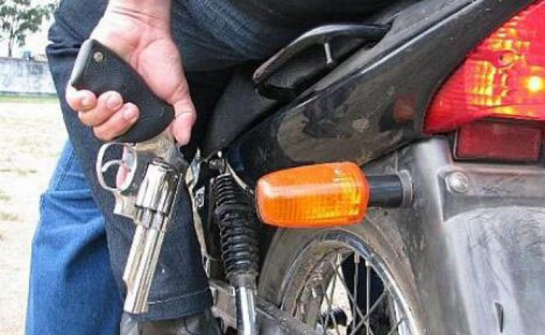 BARRETOS: Mulher tem bolsa roubada por ladrões com moto