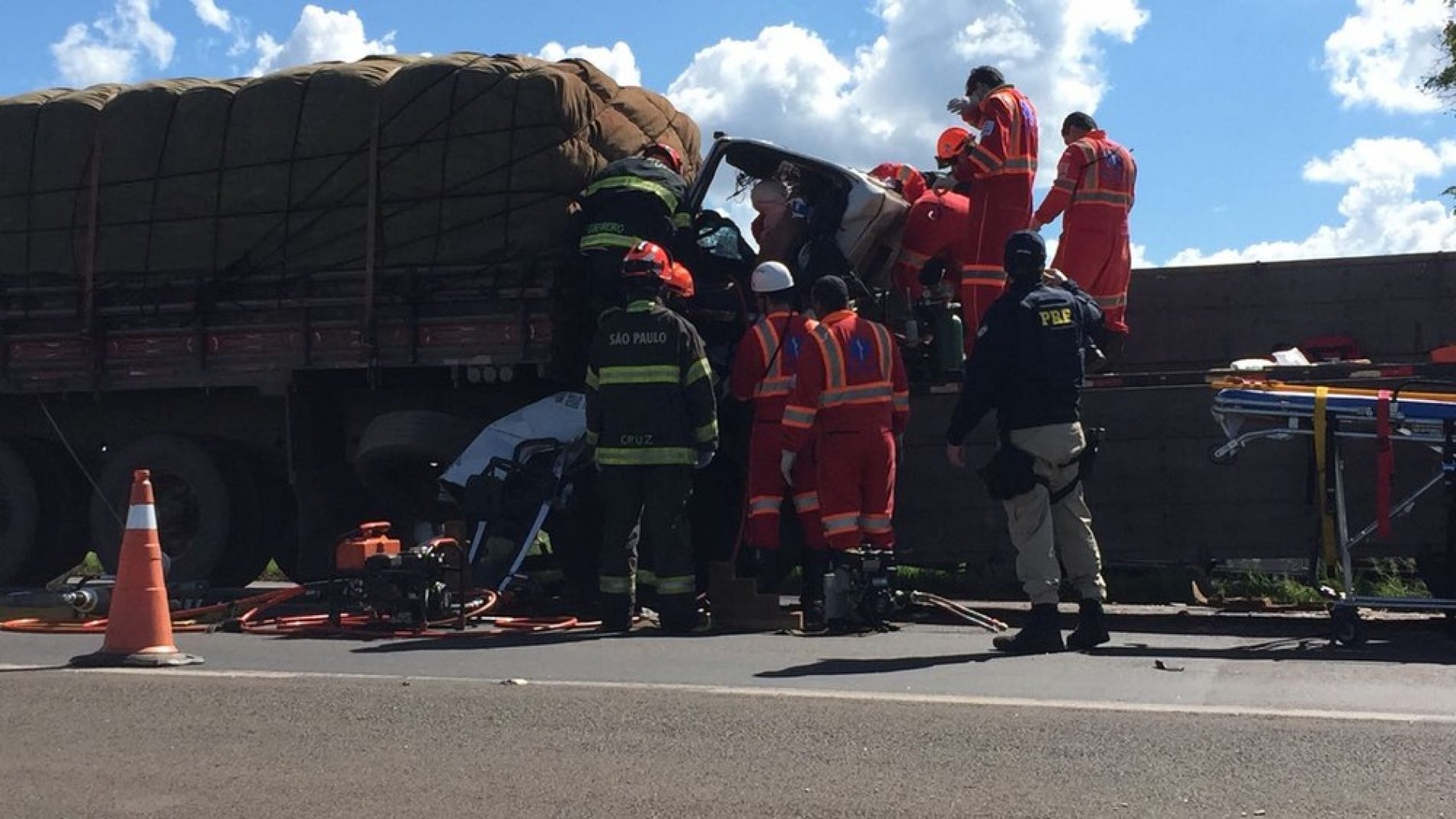 REGIÃO: Homem fica preso às ferragens após colisão traseira entre caminhões