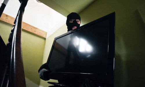BARRETOS: Ladrão é surpreendido furtando televisor em interior de residência