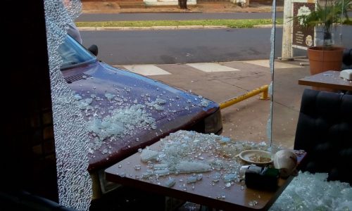 BARRETOS: Motorista perde controle do veículo e colide contra paredes de vidro de posto de combustível