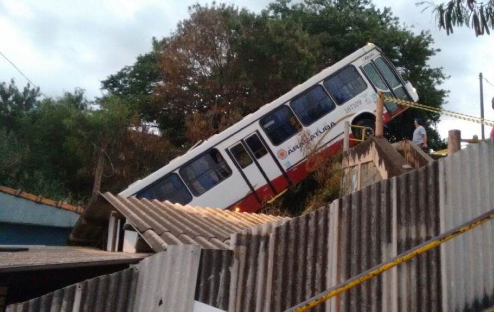 REGIÃO: Menor furta ônibus e cai em cima de residência