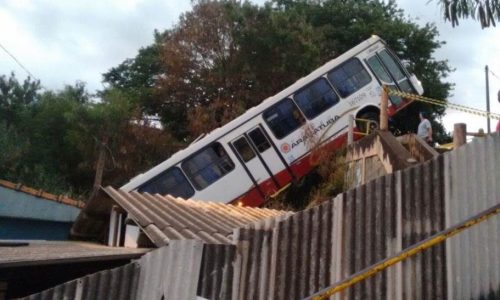 REGIÃO: Menor furta ônibus e cai em cima de residência