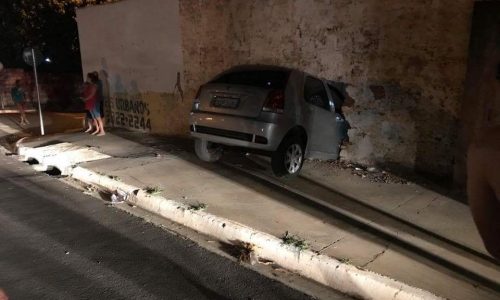 Barretos: Motorista perde controle de veículo na Av. José Ducati bate em muro e entra com veículo na sala de uma residência