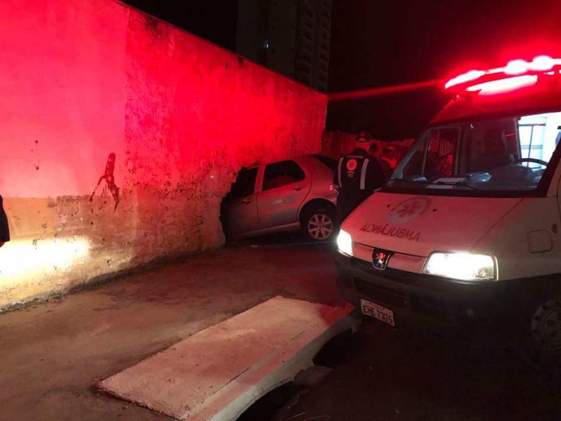 MATÉRIA COMPLETA: Mulher entra na contramão de direção e choca veículo contra residência na Avenida Engenheiro José Domingos Ducatti
