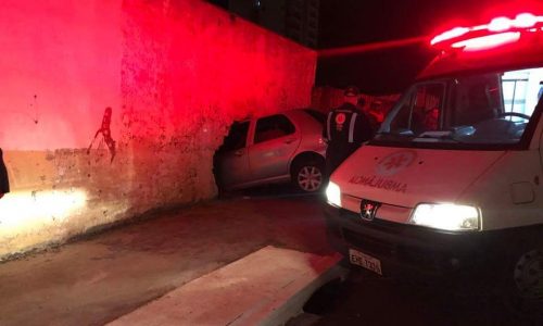 MATÉRIA COMPLETA: Mulher entra na contramão de direção e choca veículo contra residência na Avenida Engenheiro José Domingos Ducatti