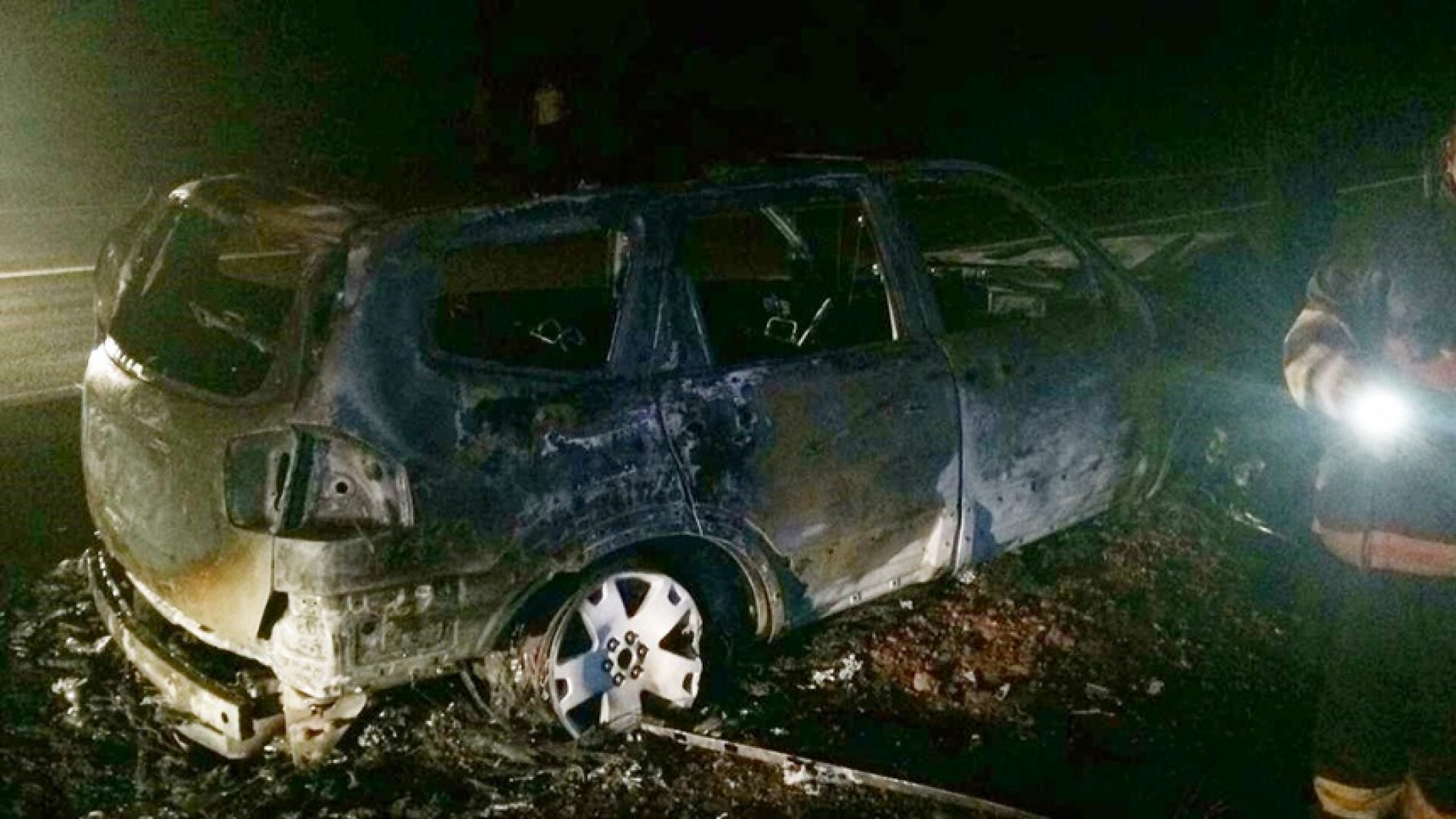 ALTAIR – Motorista perde controle bate em árvore e carro pega fogo