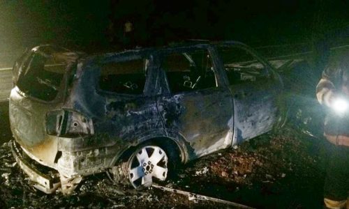 ALTAIR – Motorista perde controle bate em árvore e carro pega fogo