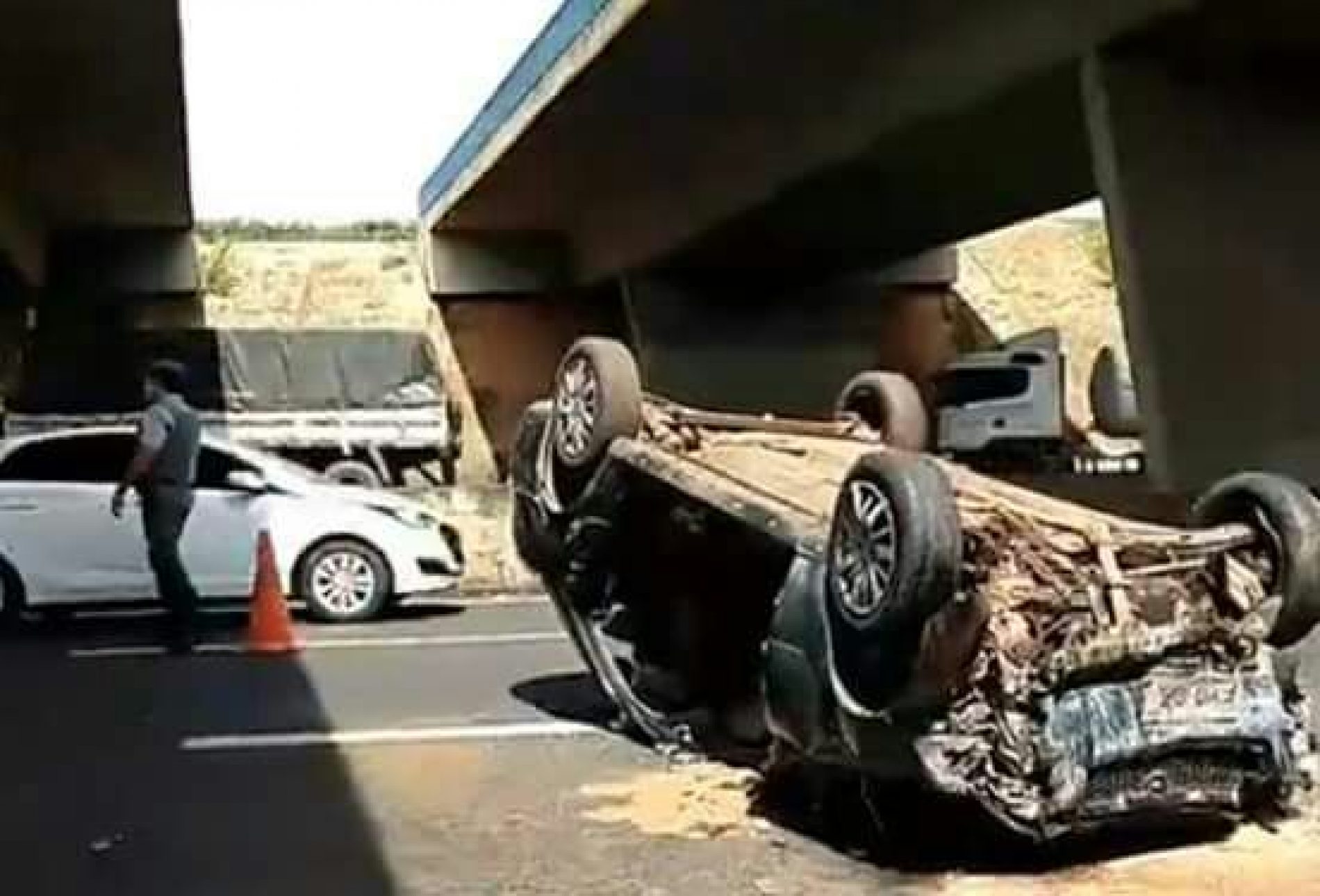 REGIÃO: Carro cai de cima de ponte em rodovia e uma pessoa morre
