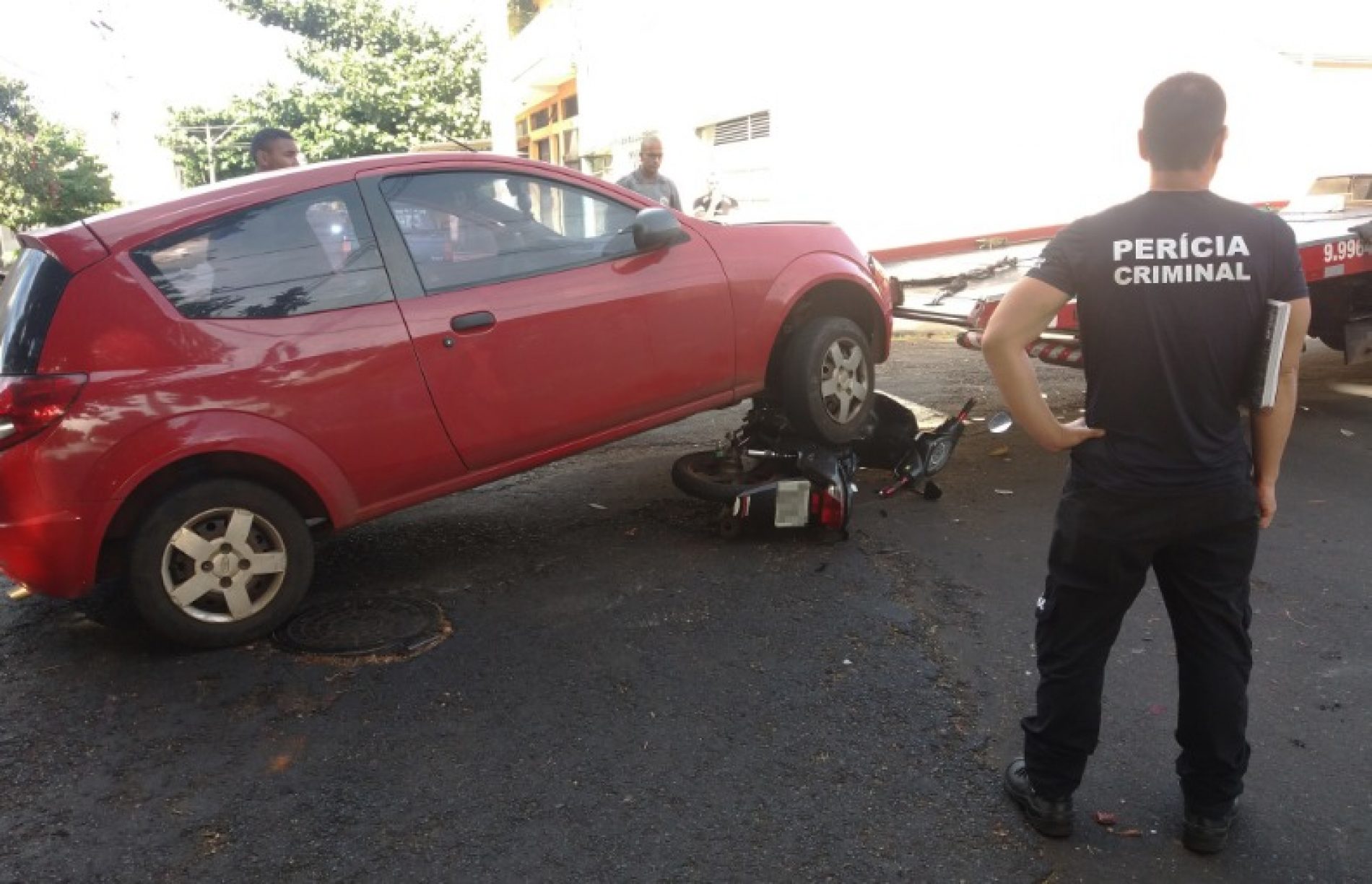 REGIÃO: Mãe e filho ficam feridos em batida entre carro e moto