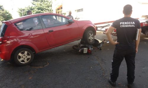 REGIÃO: Mãe e filho ficam feridos em batida entre carro e moto