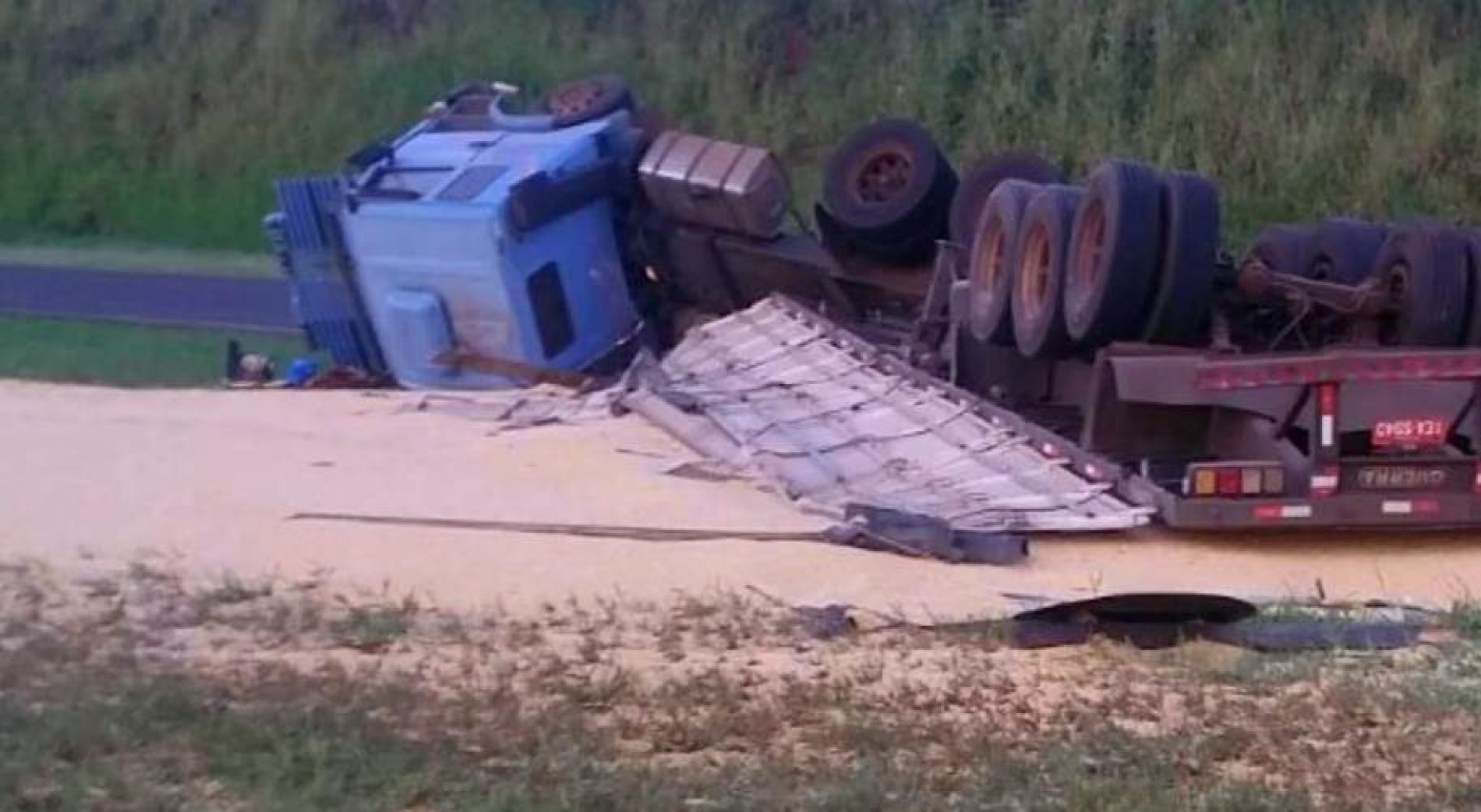 REGIÃO: Dois caminhões tombam em rodovias da região