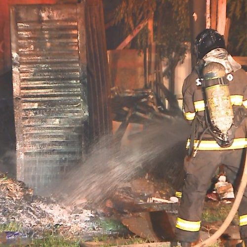 REGIÃO: Incêndio destrói barraco e atinge fiação elétrica em área invadida
