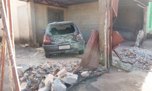 REGIÃO: Menores roubam carro, fogem e ficam gravemente feridos ao bater em muro
