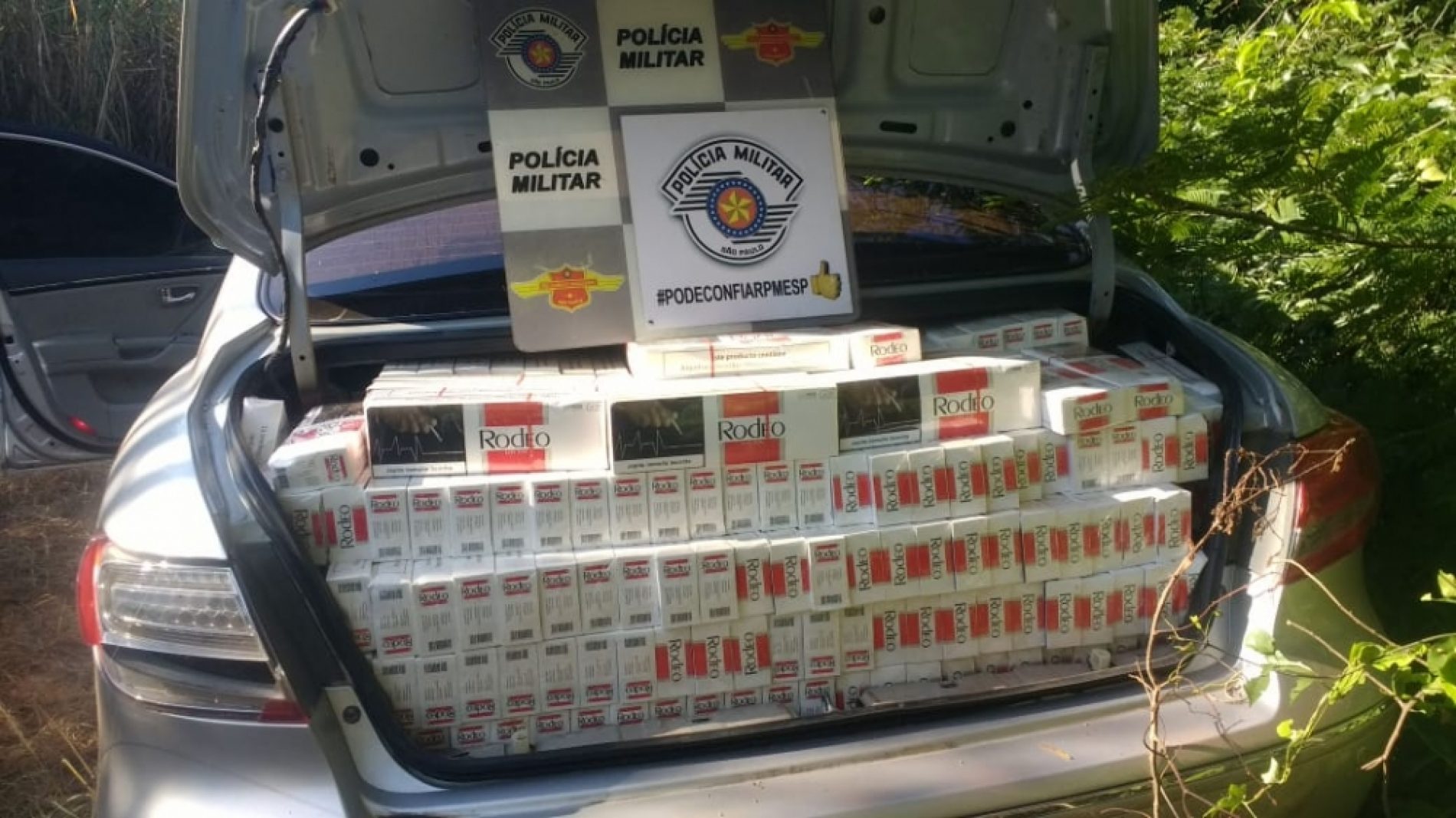 REGIÃO: Polícia apreende carro lotado com cigarros do Paraguai