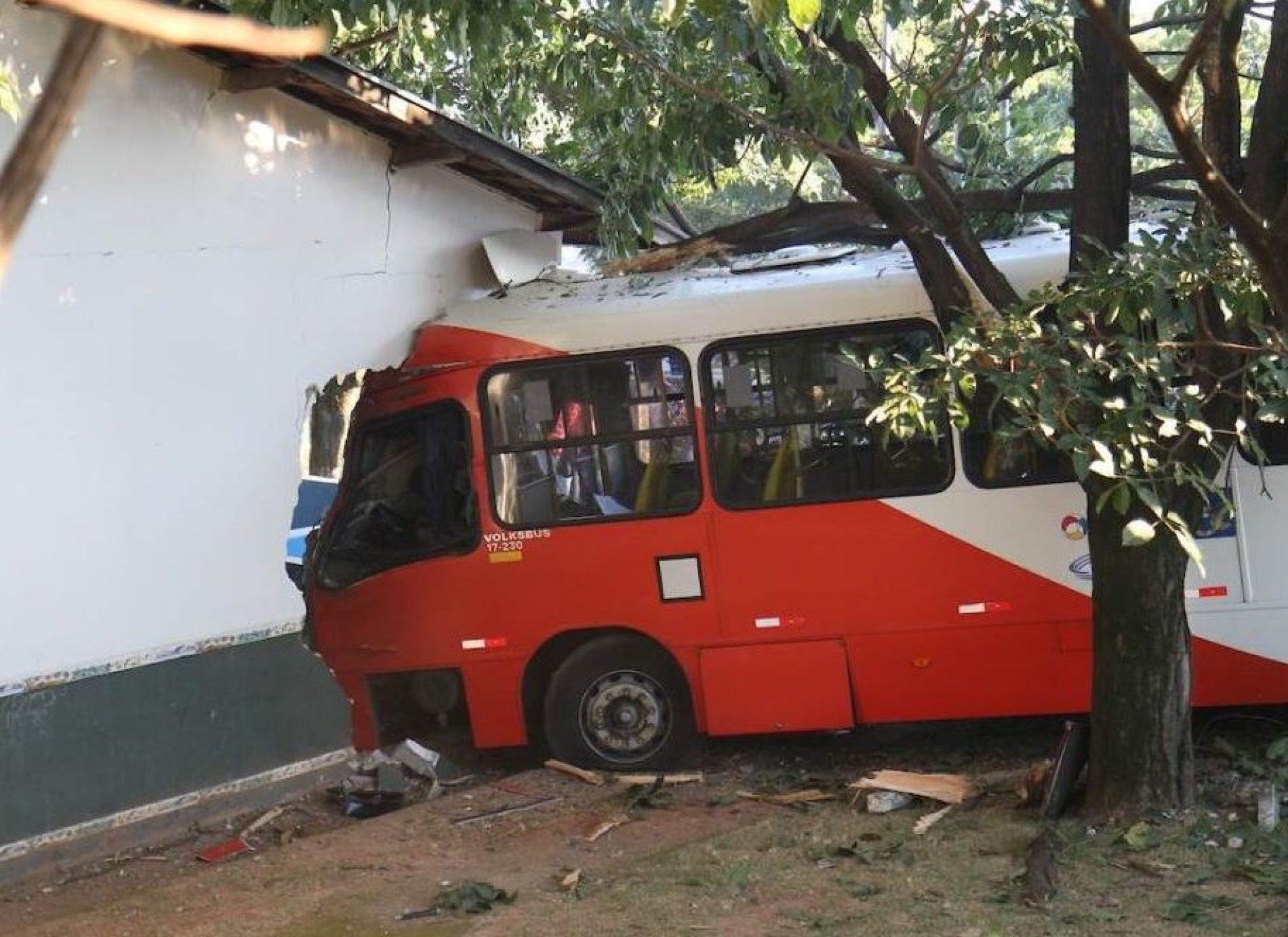 MS: Ônibus articulado invade creche e deixa 65 crianças sem aula