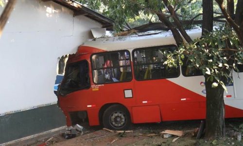 MS: Ônibus articulado invade creche e deixa 65 crianças sem aula