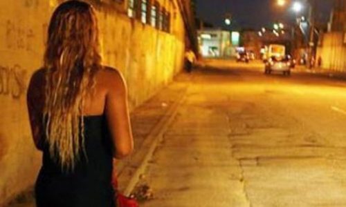 REGIÃO: Travesti é assaltada e arrastada por duas quadras