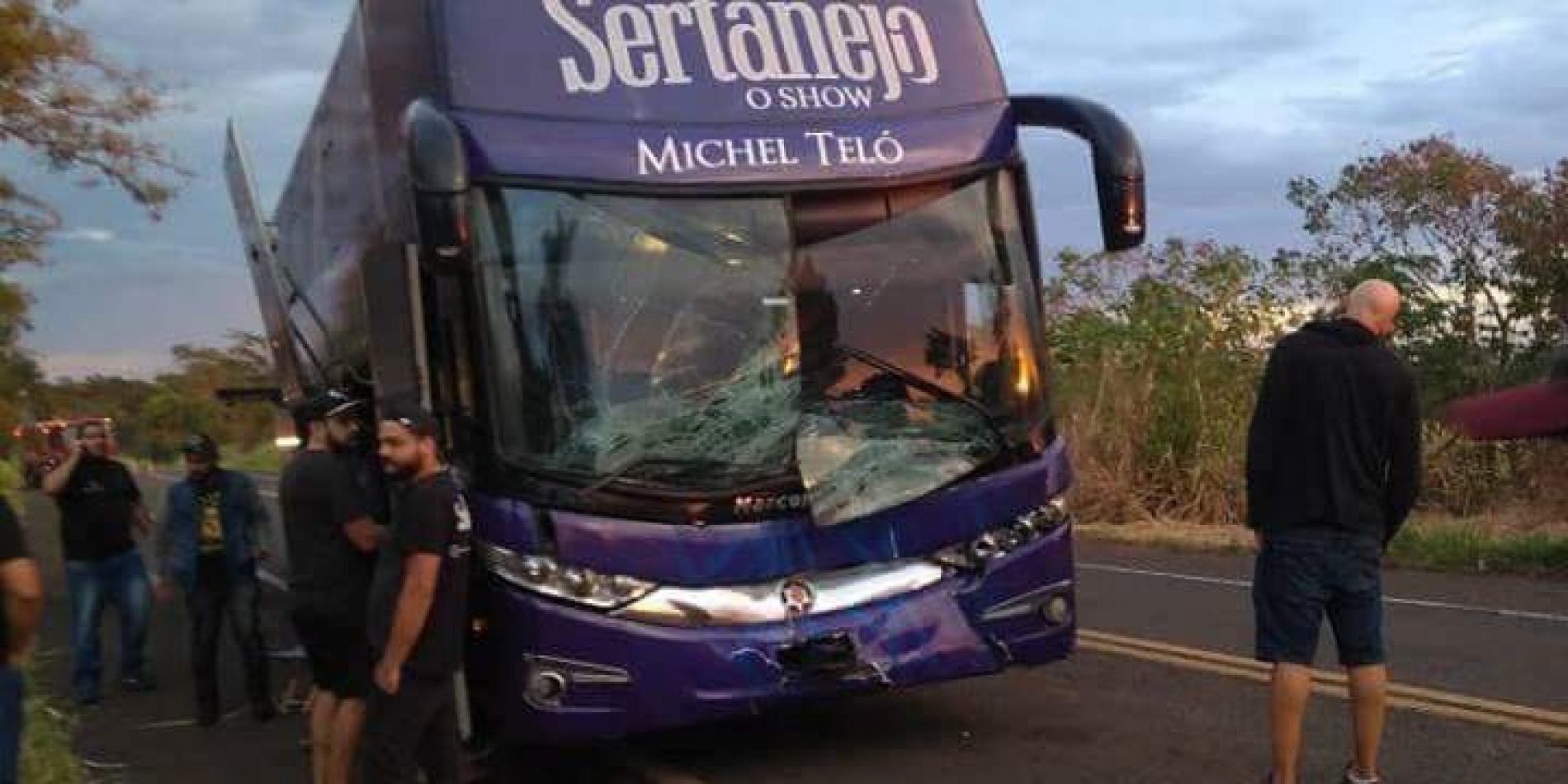REGIÃO: ÔNIBUS DE MICHEL TELÓ SOFRE ACIDENTE AO ATINGIR UMA VACA NA MANHÃ DESTA QUARTA-FEIRA