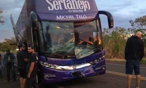 REGIÃO: ÔNIBUS DE MICHEL TELÓ SOFRE ACIDENTE AO ATINGIR UMA VACA NA MANHÃ DESTA QUARTA-FEIRA