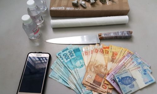 REGIÃO: Dupla é presa com R$ 3 mil, celular roubado e tijolo de maconha