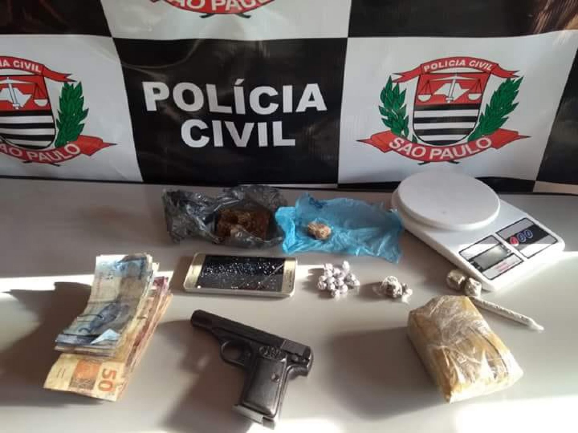 BEBEDOURO: POLÍCIA CIVIL PRENDE 2 ACUSADOS DE TRÁFICO DE DROGAS E POSSE ILEGAL DE ARMA DE FOGO