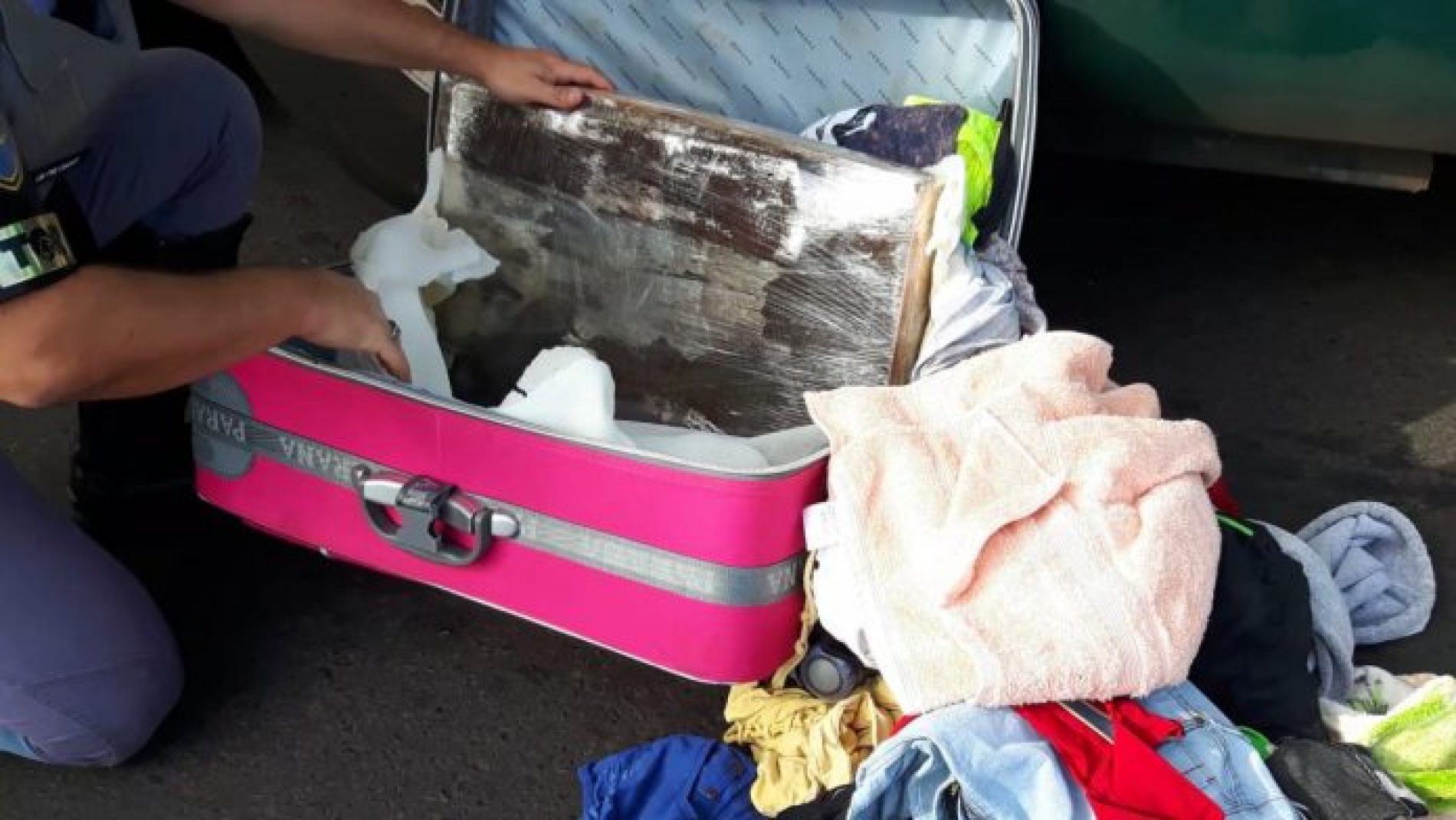 REGIÃO: Mulher é presa com 22 tabletes de maconha escondidos em mala