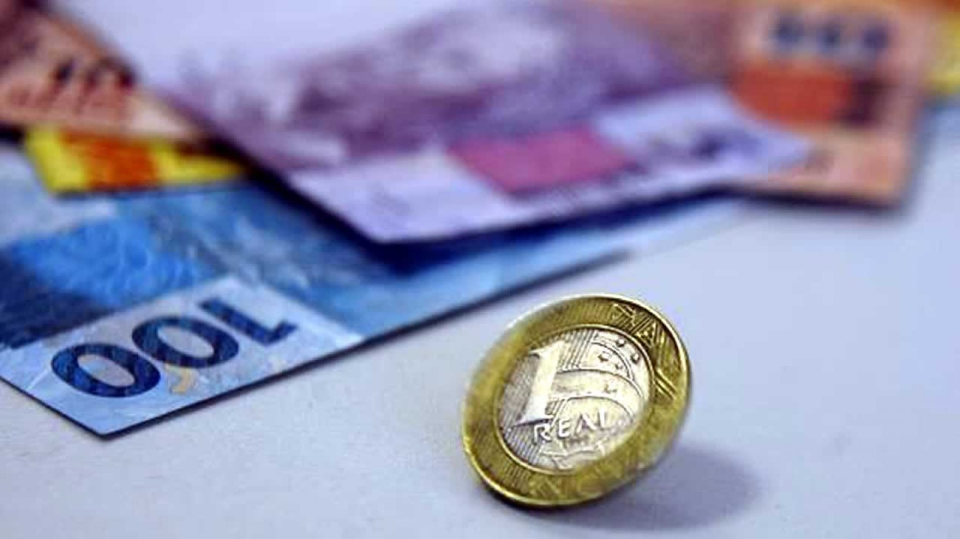 ECONOMIA: Governo reduz previsão e passa a estimar salário mínimo abaixo de R$ 1 mil em 2019
