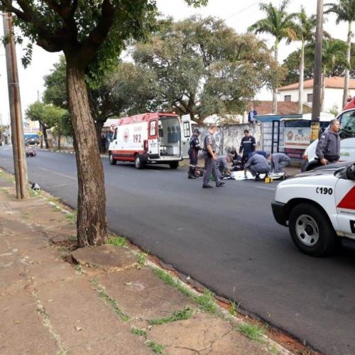 REGIÃO: Motociclista morre ao bater contra árvore