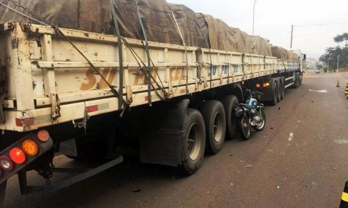 REGIÃO: Motociclista de 22 anos morre após colisão com carreta