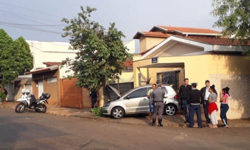 REGIÃO: Motorista desrespeita sinal, bate em ônibus e derruba portão de casa