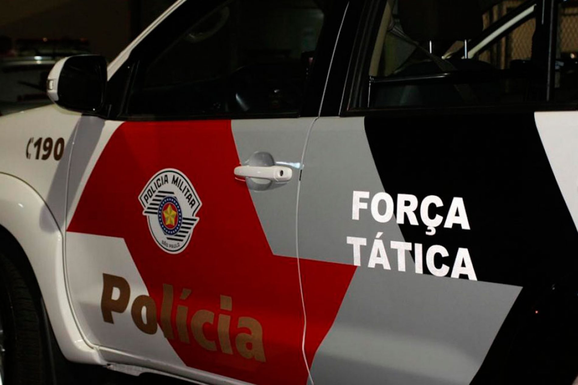 BARRETOS: Força Tática prende homem e mulher comercializando pinos com cocaína no bairro Ibirapuera