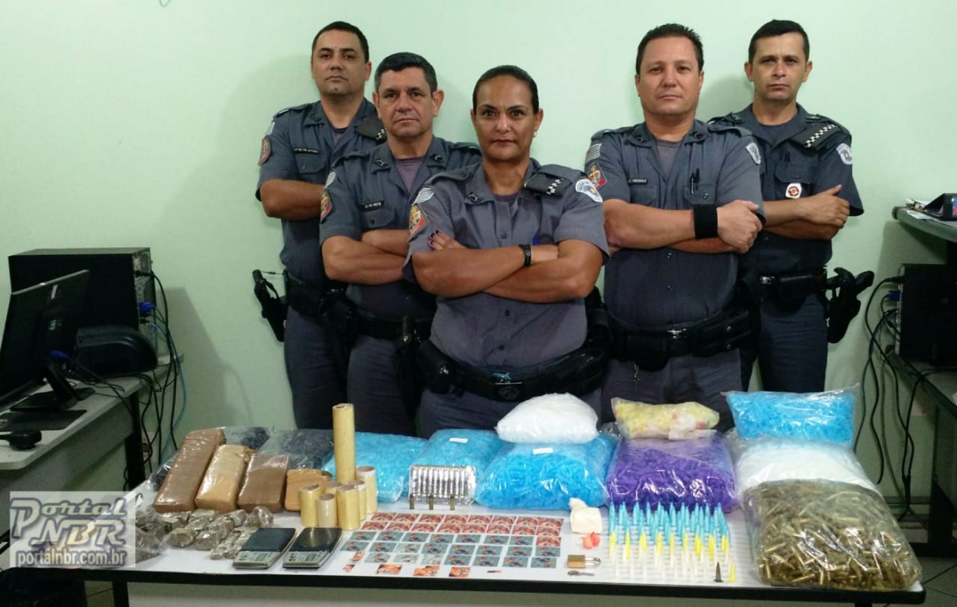 BARRETOS: Policia Militar apreende motos, quase dois quilos de maconha, cocaína,  pasta base,  LSD e milhares de pinos vazios