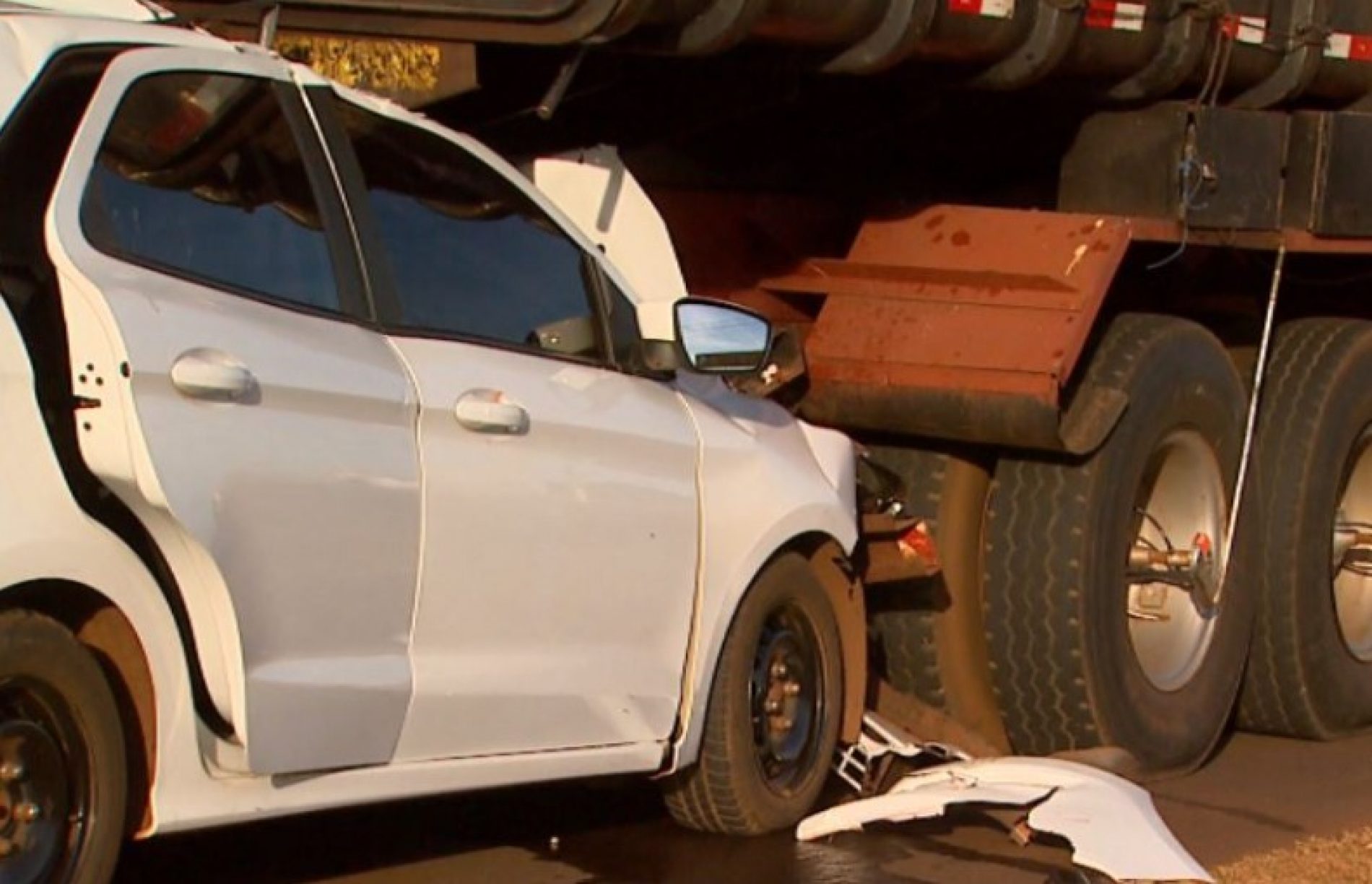 REGIÃO: Motorista morre após bater carro na traseira de caminhão