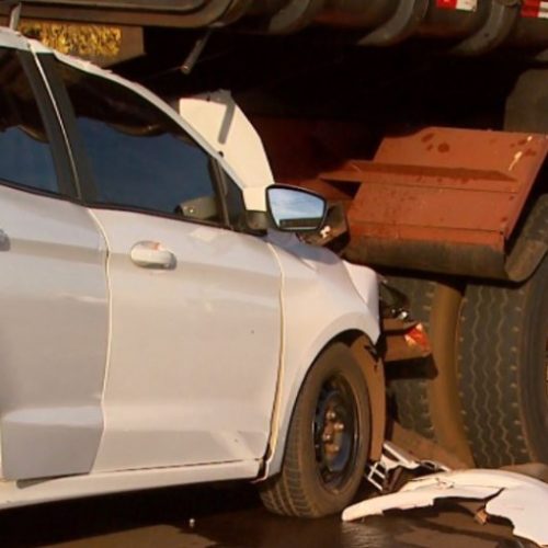 REGIÃO: Motorista morre após bater carro na traseira de caminhão