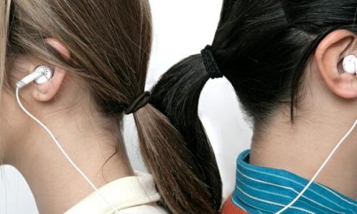 ALERTA: Uso excessivo de fones de ouvido pode levar 1,1 bilhão de jovens a surdez
