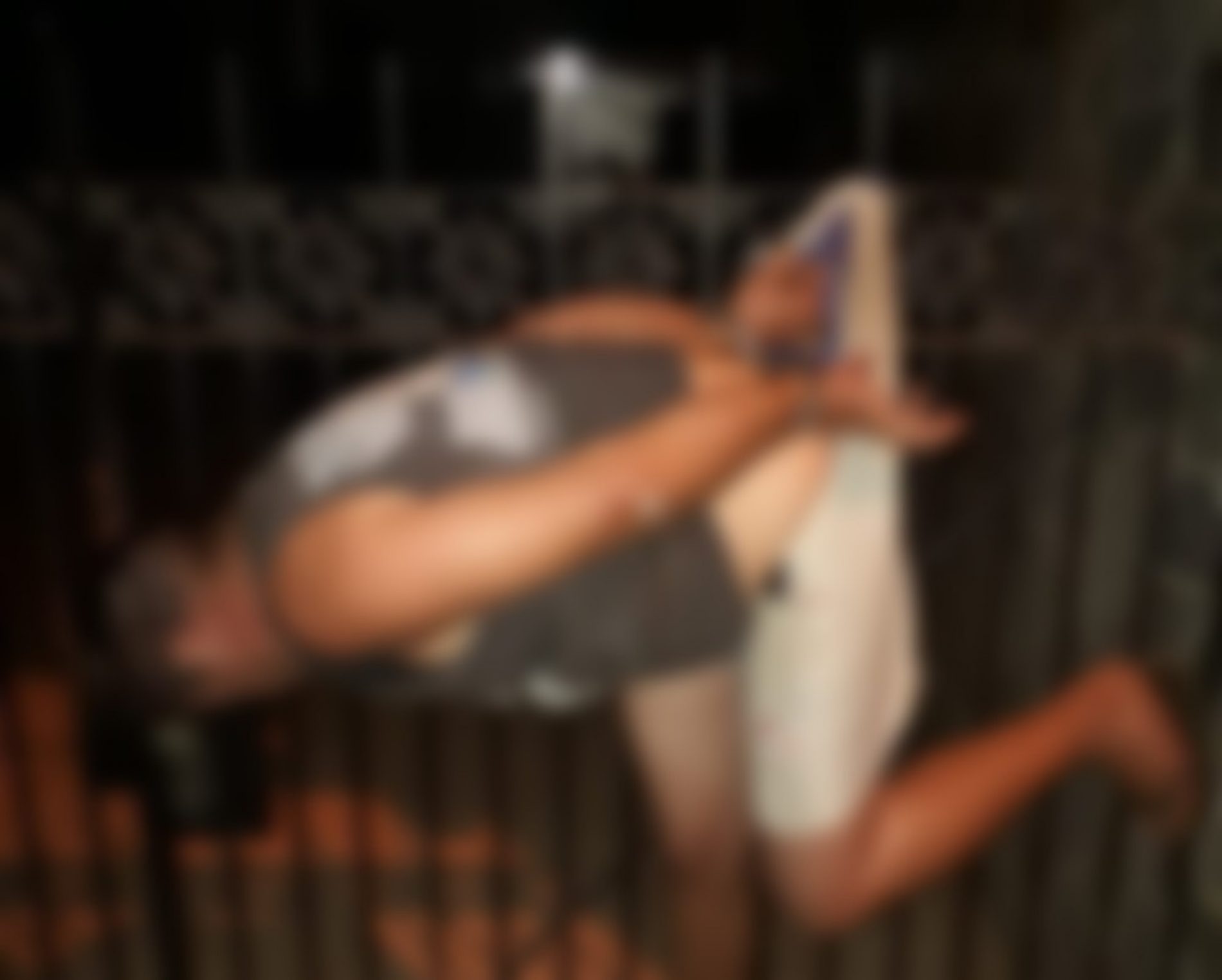 REGIÃO: Homem invade casa para usar drogas e fica enroscado na grade de portão