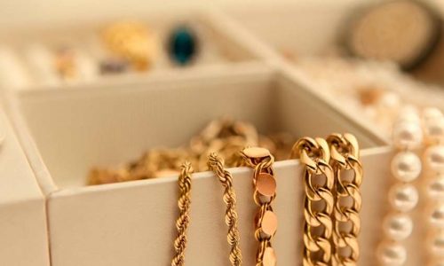 BARRETOS: Mulher reconhece suas joias furtadas sendo usada pela esposa de seu ex-companheiro