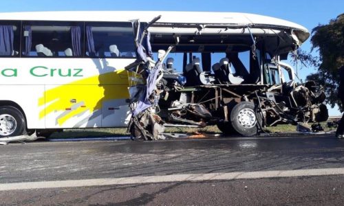 REGIÃO: Acidente entre ônibus e caminhão deixa uma mulher morta
