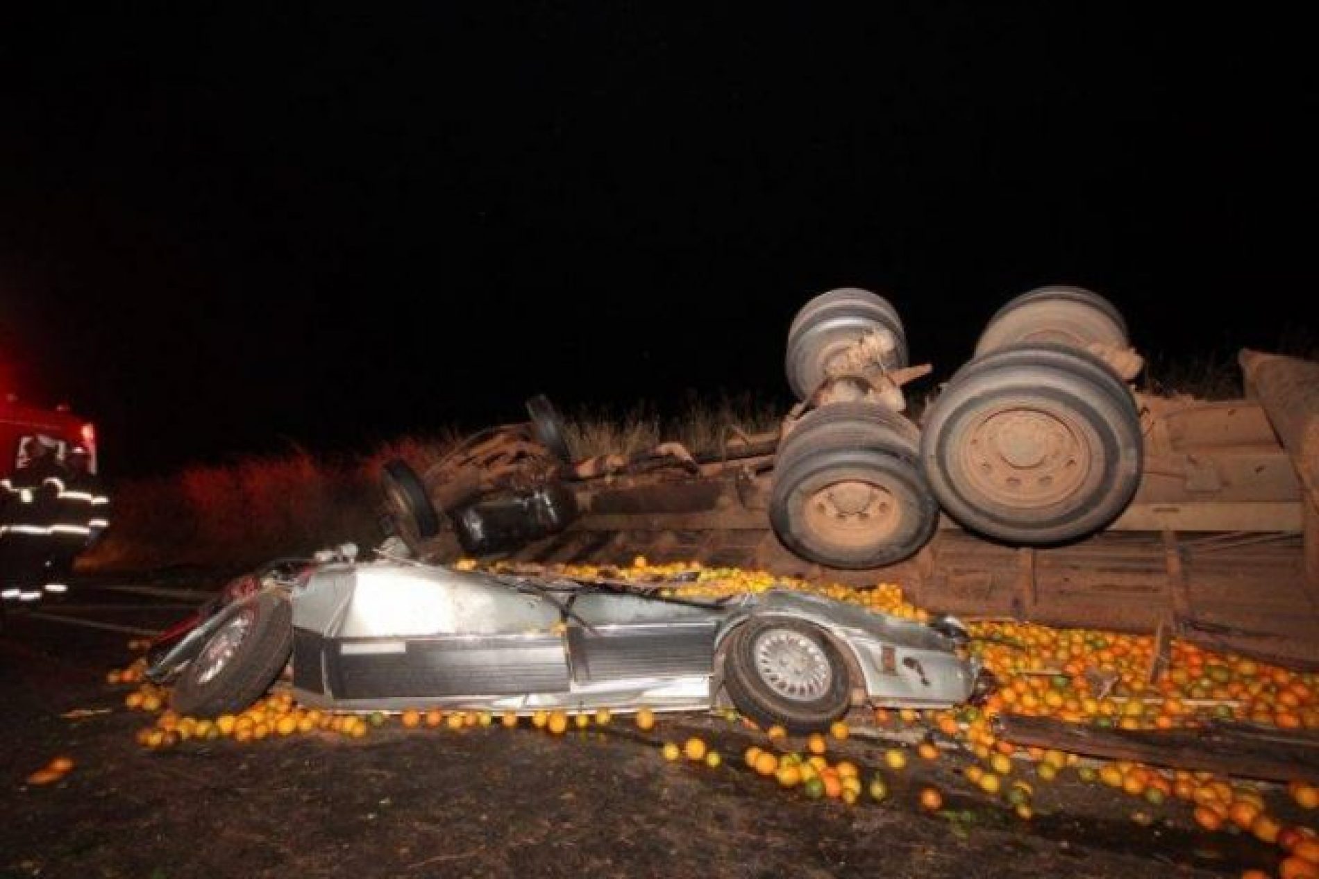 AVARELA SP: Caminhão carregado com laranja tomba e mata três pessoas da mesma família
