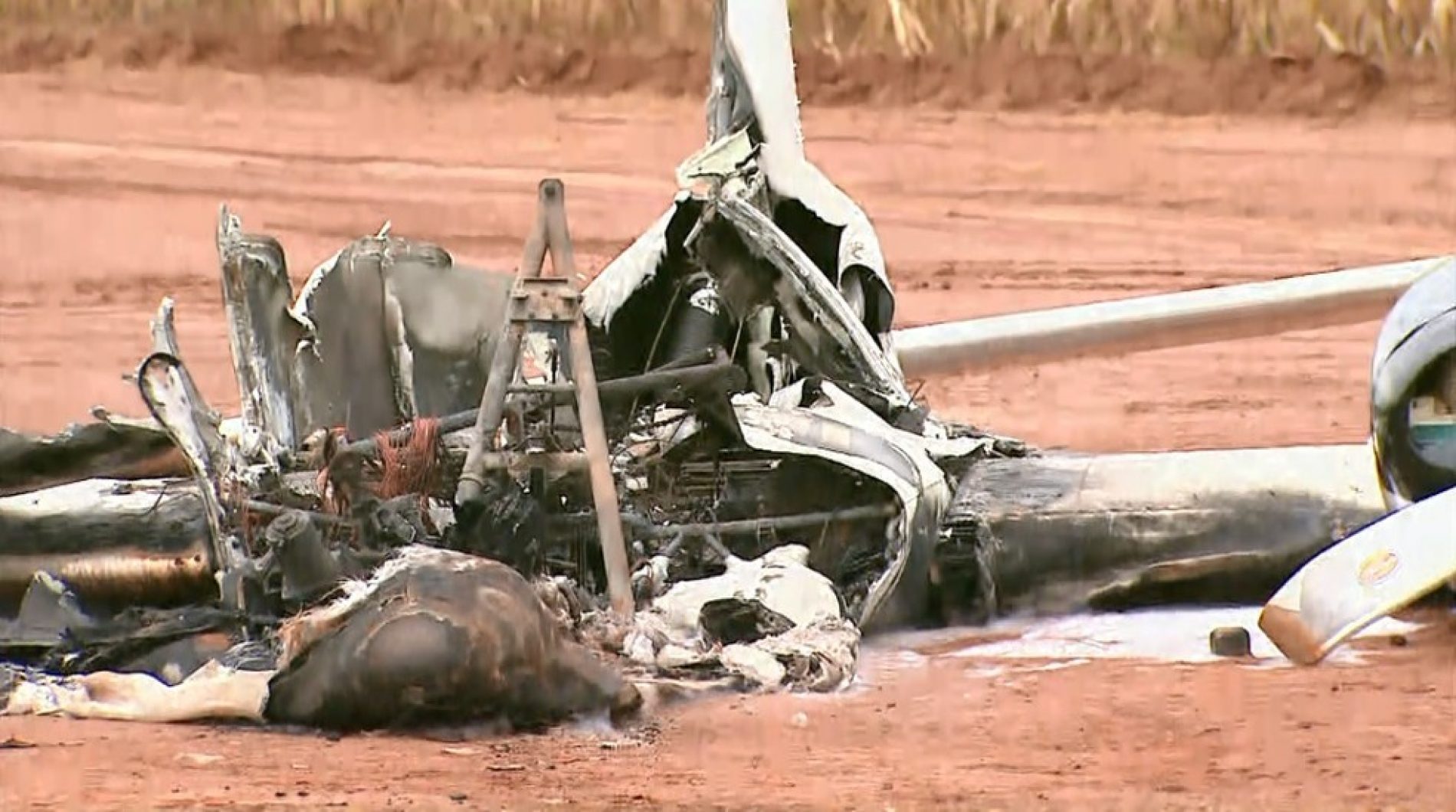BARRETOS: Avião bimotor é encontrado incendiado em canavial na zona rural