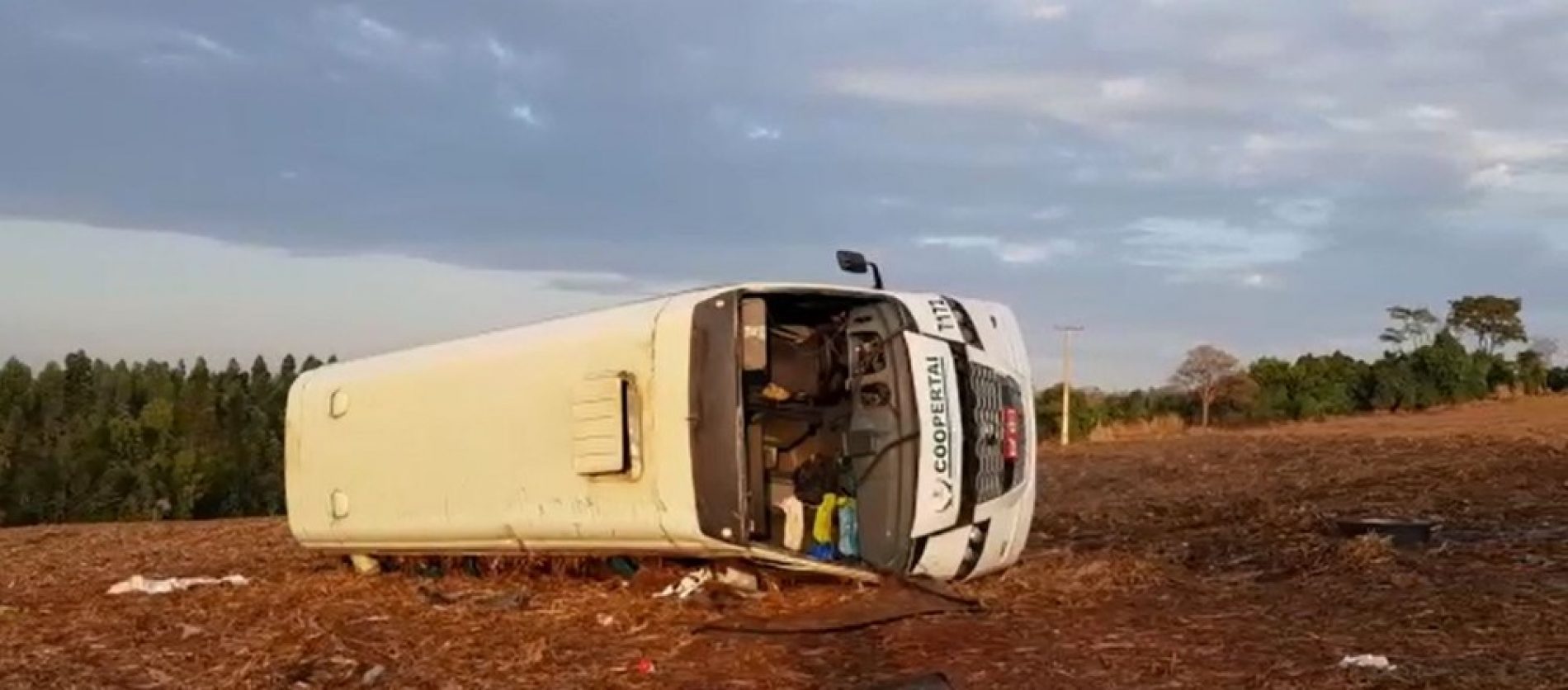 REGIÃO: Motorista foge após capotagem com um morto e seis feridos em Restinga