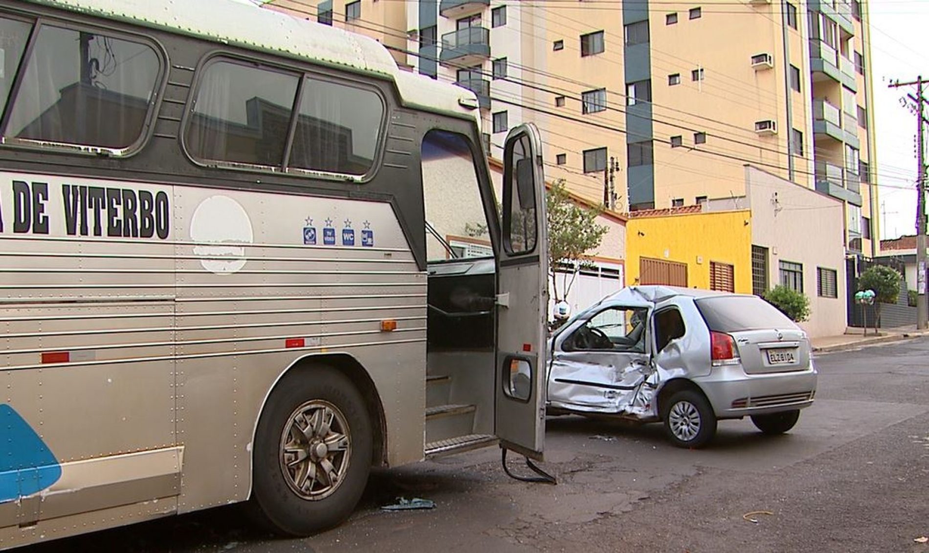 REGIÃO: Jovem fica ferido em colisão entre carro e ônibus de estudantes