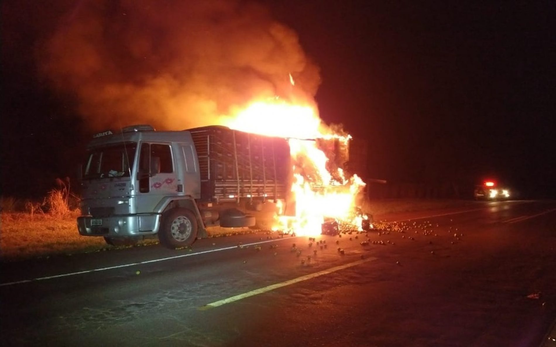 REGIÃO: Caminhão carregado com frutas pega fogo em rodovia Assis Chateaubriand