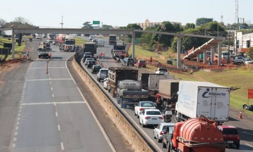 REGIÃO: Acidente entre dois caminhões trava trânsito na BR-153