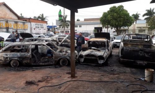 OLÍMPIA: Incêndio em revendedora atinge nove carros