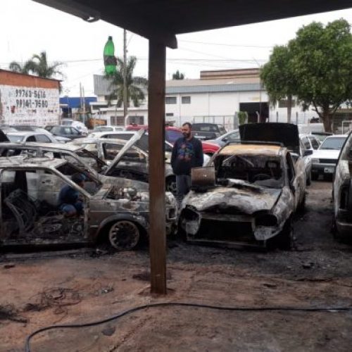 OLÍMPIA: Incêndio em revendedora atinge nove carros