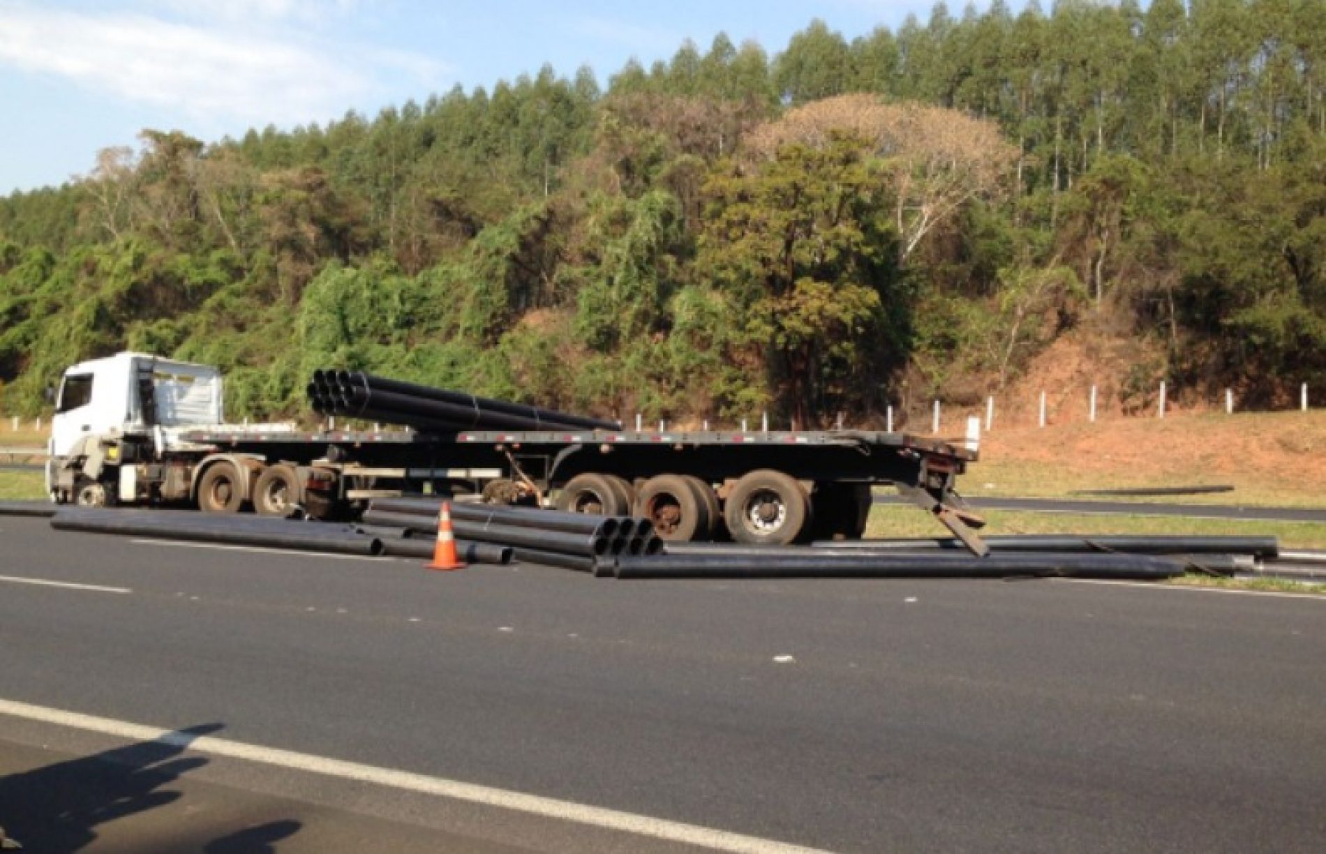 REGIÃO: Acidente com caminhões interdita faixa da rodovia Anhanguera