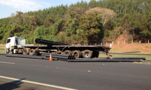 REGIÃO: Acidente com caminhões interdita faixa da rodovia Anhanguera